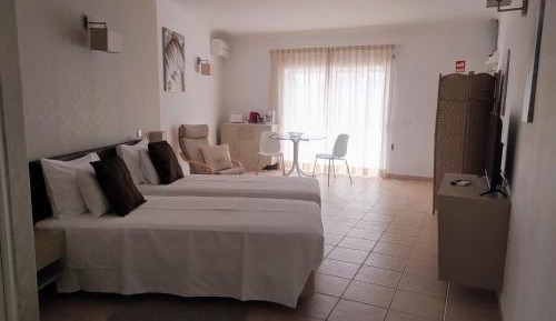 Studio with Twin or Double Bed
