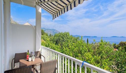 Studio Apartment with Sea View and Balcony
