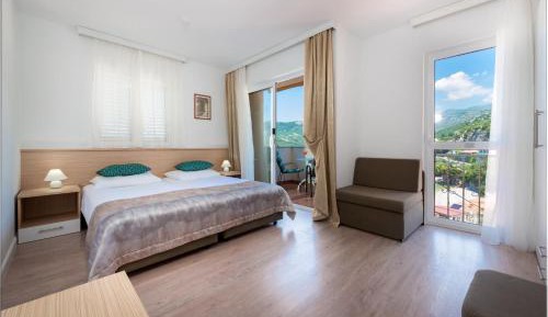 Standard Twin Room with Sea View
