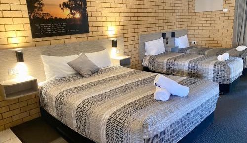 Queen Suite and 2 Singles (Non Pet-Friendly)