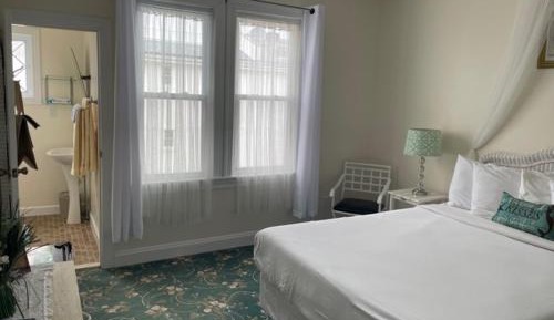 Queen Room - Non-Smoking