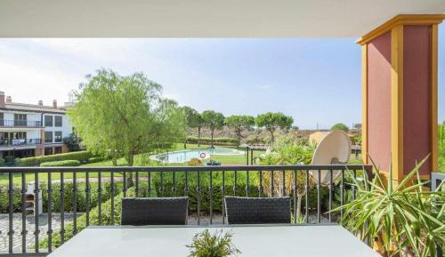 Apartment with Pool View 