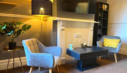 Deluxe One-Bedroom Apartment