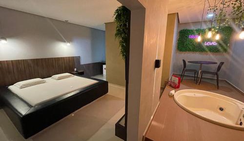Queen Suite with Spa Bath