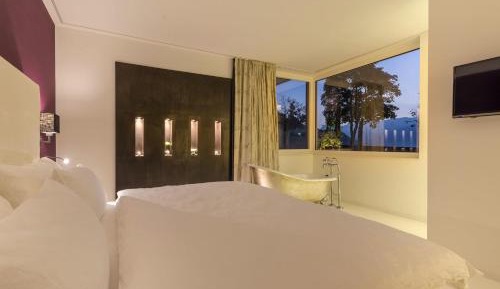 Deluxe One-Bedroom Apartment with Jacuzzi 