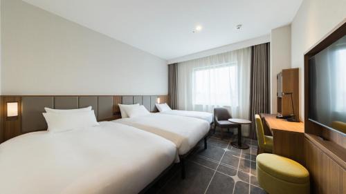 Twin Room (3 adults) - Non-Smoking