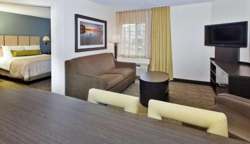 One-Bedroom Queen Suite with Roll-In Shower - Mobility/Hearing Accessible