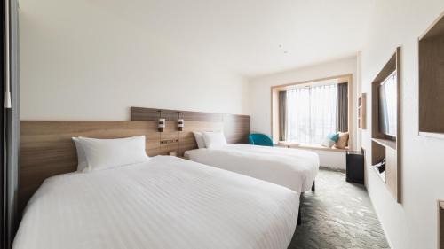Deluxe Twin with Bench - Separate Bathroom & Toilet - 1 Adult - Non-Smoking