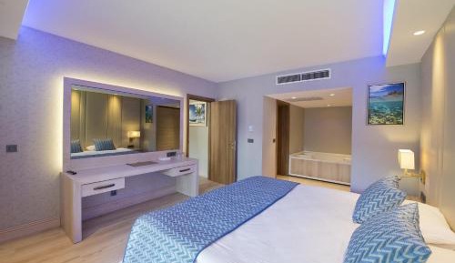 Deluxe Suite with Spa Bath