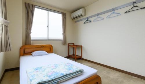 Single Room with Shared Bathroom - Non-Smoking