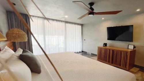 King Suite with Pool View