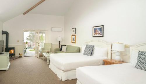 Woodlandview Lodge Room with Two Queen Beds