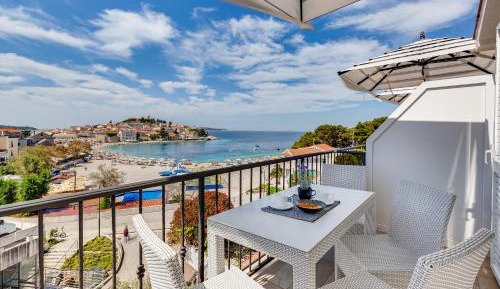 One-Bedroom Apartment with Sea View and Balcony