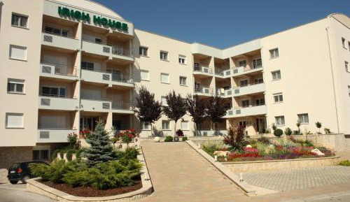 One-Bedroom Apartment with Balcony