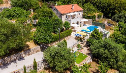 Four Bedroom Villa with Terrace and Swimming Pool