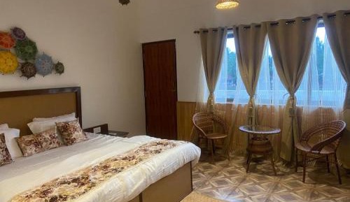 Deluxe Room (2 Adults + 1 Child)