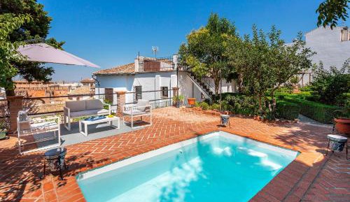 Four-Bedroom House with Terrace