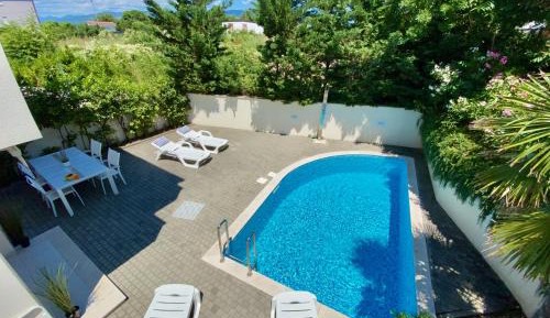 Apartment with Pool View 