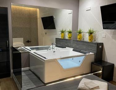 Deluxe Suite with Spa Bath