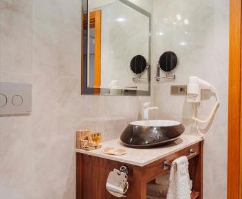 Superior Suite- 2 Bathrooms