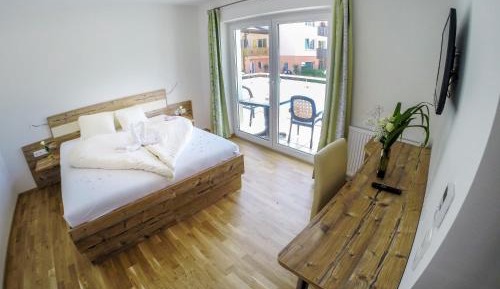 Double Room with Balcony and Lake View