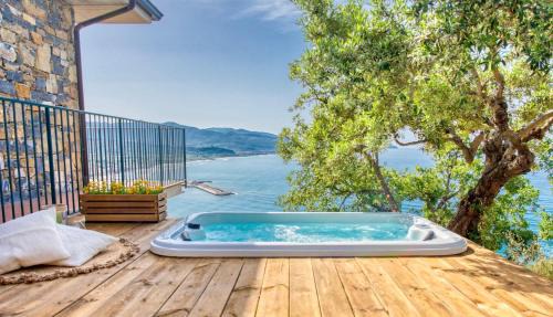 Two-Bedroom Apartment with Sea View and Jacuzzi