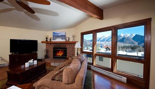 Four-Bedroom Holiday Home