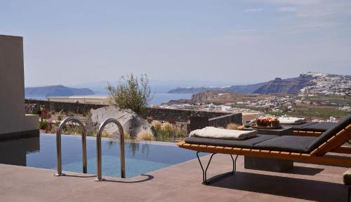 Deluxe Suite with Heated Pool and Caldera View