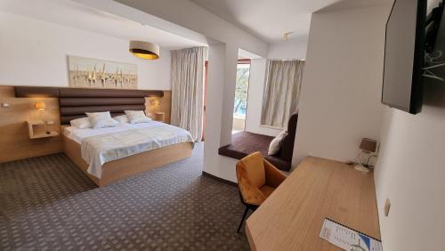 Deluxe Double Room with Balcony and Sea View