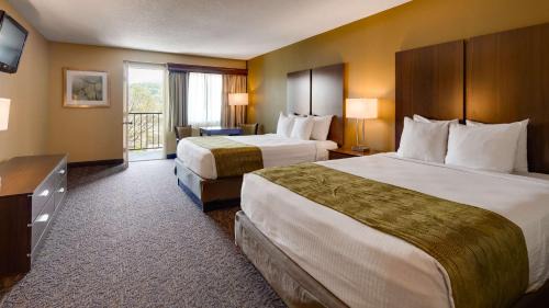 Queen Room with Two Queen Beds - Private Balcony/Non-Smoking