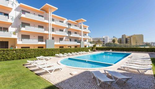 Apartment with Pool View 