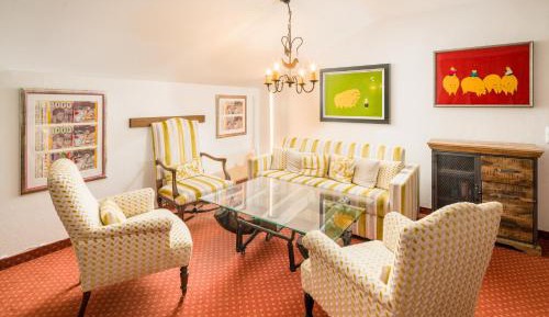 Deluxe Two-Bedroom Apartment with Balcony