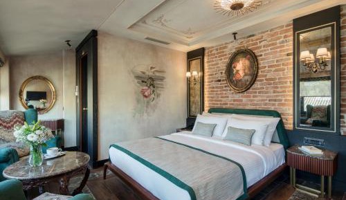 Deluxe Double Room with Side Sea View