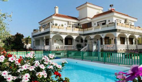 Four-Bedroom House with Private Pool