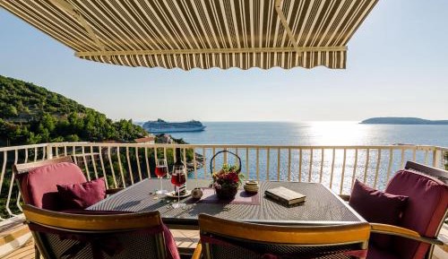 Two-Bedroom Apartment with Balcony and Sea View