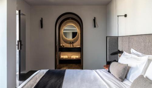 Rocky Room with Sea View and Hot Tub