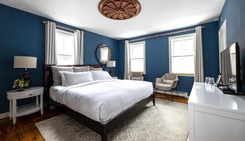 Deluxe Queen Room