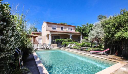 Three-Bedroom Holiday Home 