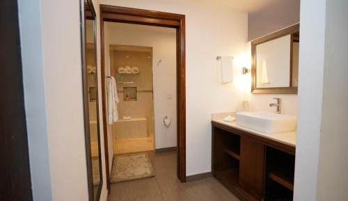 Junior King Suite - Non-Smoking