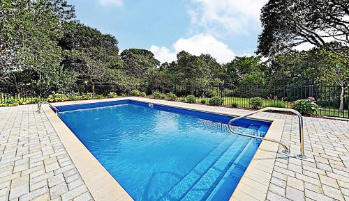 Five Bedroom Holiday Home
