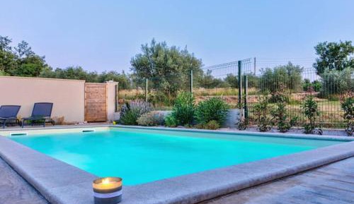 Apartment with Pool View 
