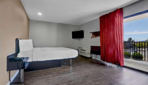 Deluxe King Room - Non-Smoking