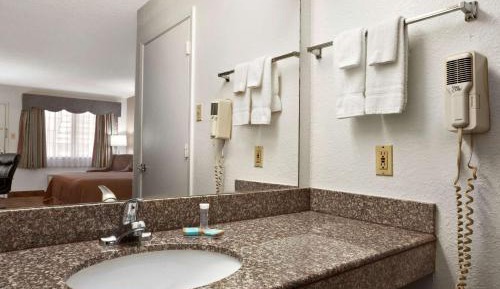 King Room - Disability Access Bathtub w/ Grab Bars/Non-Smoking