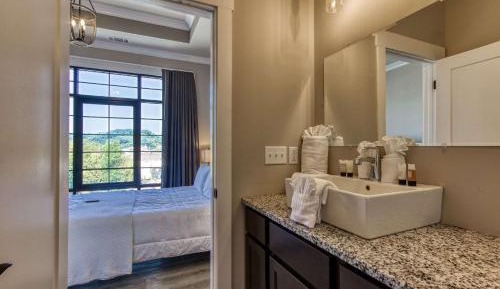Efficiency Suite with One Queen Bed and Two Single Beds - Accessible/Non-Smoking