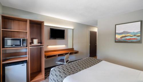 Queen Room - Disability Access with Roll In Shower /Non-Smoking 