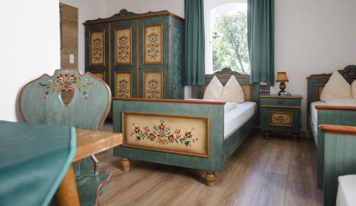 Single Room with Shared Bathroom