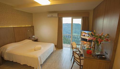 Luxury Double Room with Valley View