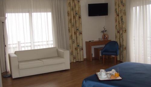 Family Room (2 Adults + 2 Children)