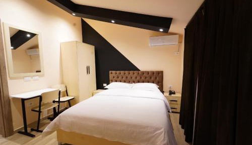 Deluxe Queen Room