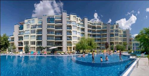 One-Bedroom Apartment with Pool View